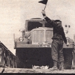 ...stavba �enijn� mostov� soupravy pomoc� automobil� Tatra 111 a 138 jak je vid�t pod podvozkem stojeden�ctky...zdroj �asopis Z�pisn�k 10/1967