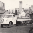 ...alegorick vz na podvozku valnku T 148 a nalevo od n dempr T 138...zdroj dobov fotografie 1975