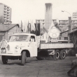 ...alegorick� v�z na podvozku valn�ku T 148 a nalevo od n� dempr T 138...zdroj dobov� fotografie 1975