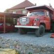 ...tady si pod sebe p�ivezla dvacet tun �t�rku. Vejde se tam i mal�.