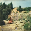 ...T 111 jako pomocn�k p�i manipulaci s p�skovcem na mezin�rodn�m socha�sk�m sympoziu v Ho�ic�ch v Podkrkono��...zdroj �asopis Kv�ty 37/1969