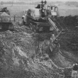 ...nejen prepara�n� jehla se hod� paleontolog�m k pr�ci. Zde pou��vaj� Tatru 138 pro odkryv zeminy v obci Dolnice u Chebsk� p�nve...zdroj kniha Paleontologie 1986