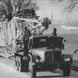 Tatra 111 p�ev�� je��b MB-80 ze z�vodu Most�rne Brezno nad Hronom do V�chodoslovensk�ch �eleziarn� Ko�ice. Zezadu postrkuje T 141...zdroj �asopis Kv�ty 15/1961